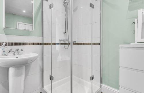 Spacious Stoke Townhouse 3BR Near Hospital & M6 with Parking - Foto 7