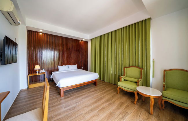 Palm River Boutique - Photo 15