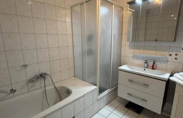 Schönes Haus mit 4 Schlafzimmer Küche Bad WC & Wohnzimmer 2 Parkplätze - Photo 9