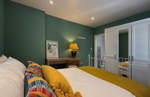 Historic Hampshire Cottage with Private Putting Green - Photo 19