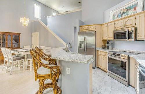 Marina and Pool Roomy Golf-View Home in Southport - Foto 4