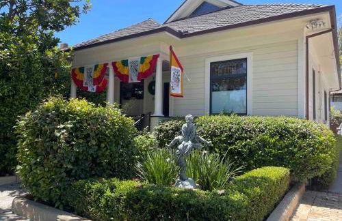 Upscale Downtown Home Walk to Beach shops Bars 2 - Photo 1