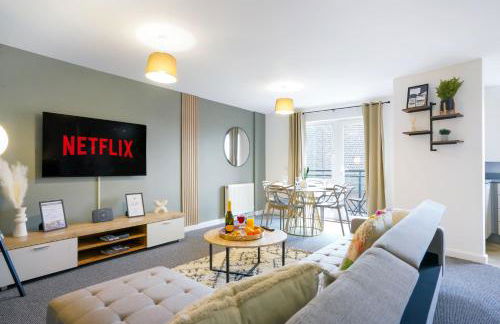 City Centre Apartment with Free Parking, Balcony, Super-Fast Wifi and Smart TV with Netflix by Yoko Property - Photo 11