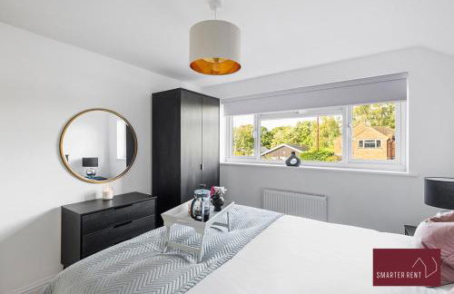 Woking -Garden Driveway Parking 4Bed - Photo 9