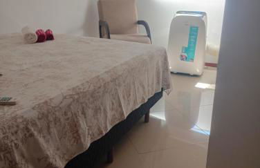 Terraço Familiar , 2 quartos com ar condicionado, 2 banheiros, churrasqueira a carvão , wi-fi, vaga para 2 carros suporta até 7 pessoas - Foto 11