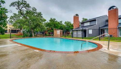 College Station Gem with Pool Access Near University - Foto 3