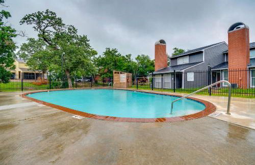 College Station Gem with Pool Access Near University - Foto 3