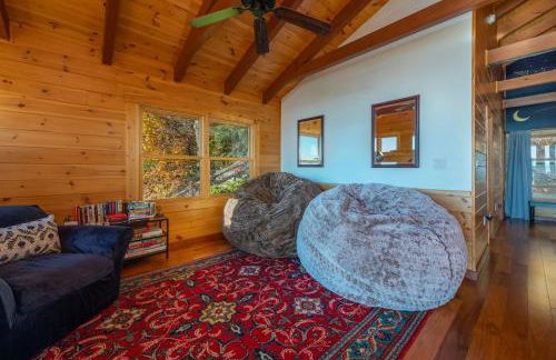 A Celestial Chalet Pets, Hot Tub & Mountain View - Photo 25