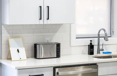 Stylish Two Bedroom Apartment with Free Indoor Parking - Foto 12