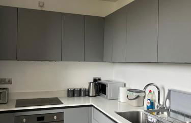 Stylish 2 bedrooms, 2 bathrooms with workspace in Milton Keynes - Photo 27