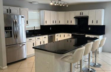 Spacious 3 Bedroom with Beautiful Backyard - Foto 18