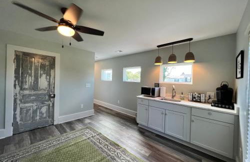 The Lyellton House: Water View, Steps from Beach - Foto 3