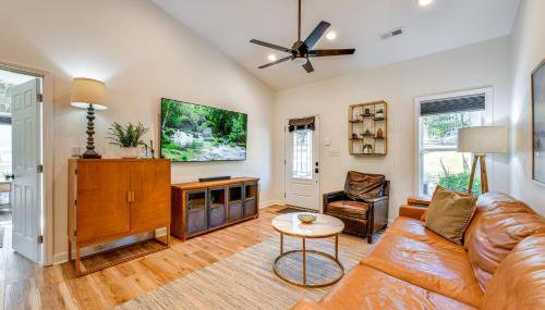 Waterfront Lake Hickory Retreat with Private Dock! - Foto 2