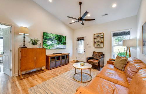 Waterfront Lake Hickory Retreat with Private Dock! - Foto 2