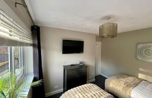 3BR, Sleeps 5, Free Parking, Fast WiFi, Near M62 & Leeds - Foto 16