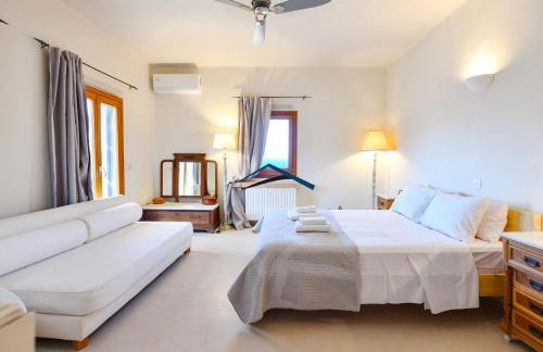 The Charming Waterfront Retreat, with a swimming pool & direct access to the sea, ideal for large families, or a group of friends - Foto 32