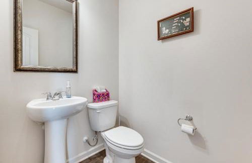 Near ATL! Spacious Townhome with Patio and WFH Setup - Foto 12