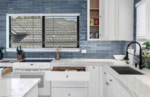 Art Deco Apt w Pool One Mile to Beach Pets Welcome - Foto 9