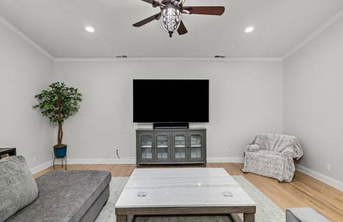 Imperial Porch Haven Cozy Fire Pit Fenced Yard - Foto 12