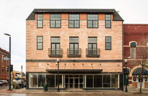 Stylish Main St Loft with Balconies and Garage - Foto 9