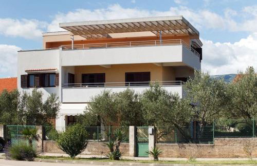 Apartments with parking spaces Drnis, Zagora - 12769 - Foto 1
