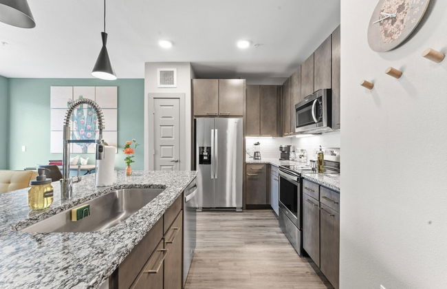 Airy 1BR King Suite Close to Downtown w Fast Wifi - Foto 7