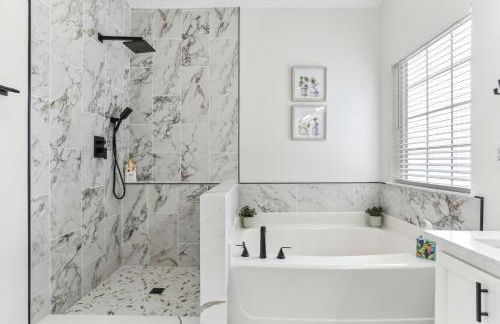 Sophisticated 3 Bedroom Retreat-Near Six Flags - Foto 19