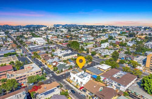 Experience Luxury 4BR Townhouse Sleeps 8 with Parking - Foto 44