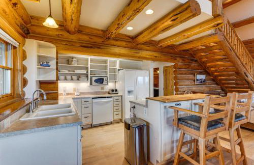 Spacious Rifle Cabin w/ Deck + Mountain Views! - Foto 3