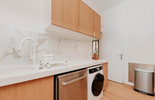 Spacious 5-Bedroom Home with Terrace, Air Conditioning and Parking - Photo 29