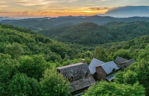 4BR Cabin with Ski Resort, Mtn Views & Hot Tub - Foto 46