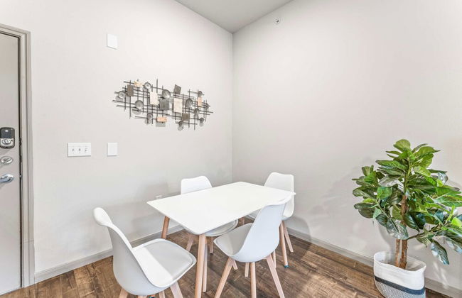 Cozy 2BR Suite Close to Downtown w Fast Wifi - Foto 6