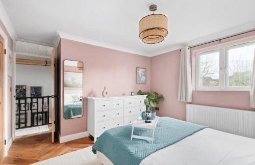 Marlow - Three Bedroom House - Parking - Photo 14