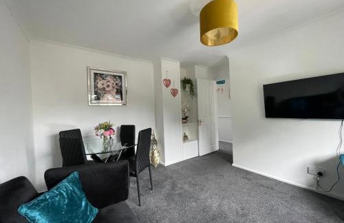 Large Stylish 2 Bedroom Apartment Stevenage Sleep 6 - Foto 10