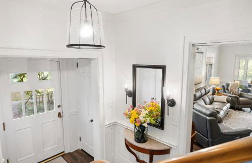 Stylish Mountain Retreat with Sunroom and Pergola - Foto 17