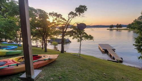 Scenic Lakefront Cabin Dock Water Activities Games - Foto 5