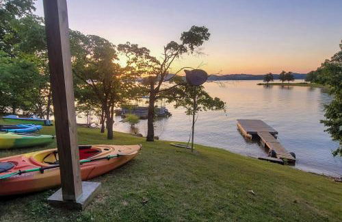 Scenic Lakefront Cabin Dock Water Activities Games - Foto 5