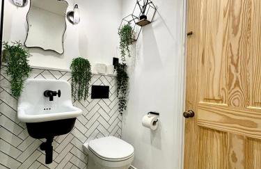 Stunning 3 bedroom & 2 bathroom cottage with patio - Foto 28