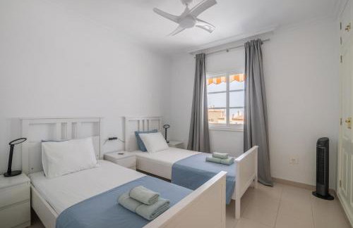 BEAUTIFUL VILLA - 4 bedrooms, heated pool, 2 priv car park places, fibre net, PS5, tv channels - Foto 51