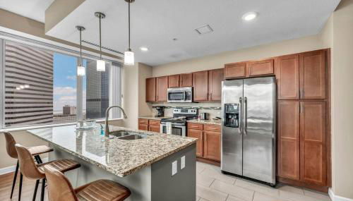 16th Floor Downtown High-Rise | Paid Parking & Gym - Foto 2