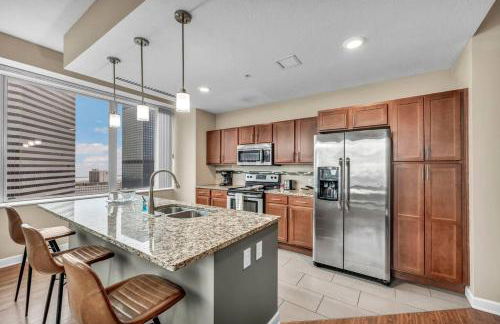 Luxury High-Rise w/ City View | Paid Parking | Gym - Photo 17