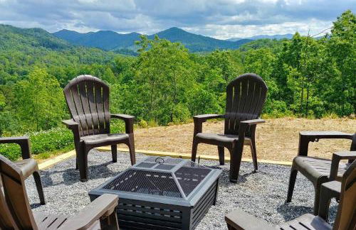 Peace of Heaven, Modern Chic Cabin, Majestic Mountain Views, Hot Tub, Fire Pit, Outdoor Games, Close to Town - Foto 3