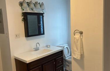 East Riverdale Enchanting 4 bedroom with 2 full bathrooms - Foto 18