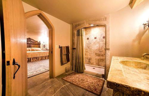 Regal Castle Suite for a Luxury Getaway to Lake George in Upstate New York - Foto 10