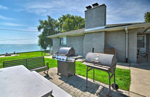 Lakefront Apartment with Patio on Lake St Clair - Foto 3