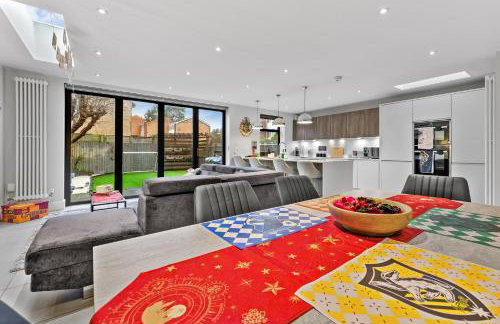 The Lumos House - 4 Bed Home w Parking near Harry Potter Studios - Foto 54