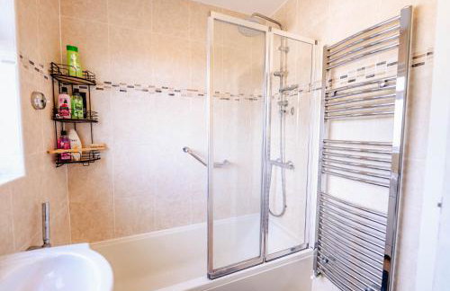 Spacious 2BR 1Bath with Free Street Parking & Close to Roath Park Landmark - Foto 7