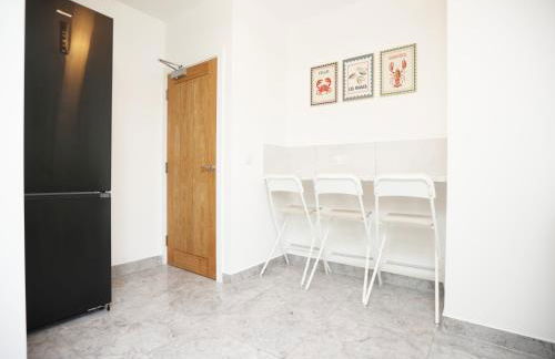 Gloucester Rd By N And N Stays, Newly Refurbed 6 Bed all ensuite house by N And N Stays Ltd, Perfect for contractors and Corporate stays, Close to YTL Arena Site, Pvt Parking for Vans and and work vehicles, Wifi - Foto 53