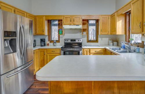 Lovely Poconos Cabin with Resort Amenities! - Foto 2