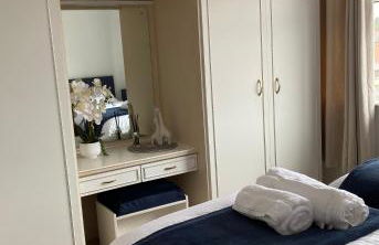 Spacious 2 Bed Village Flat sleeps 4/6 - Photo 3